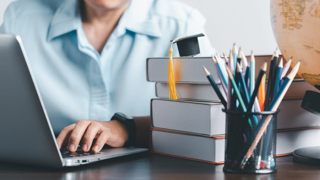 Guía para la conclusión de un trabajo de investigación: estudiante revisando su borrador en el ordenador.