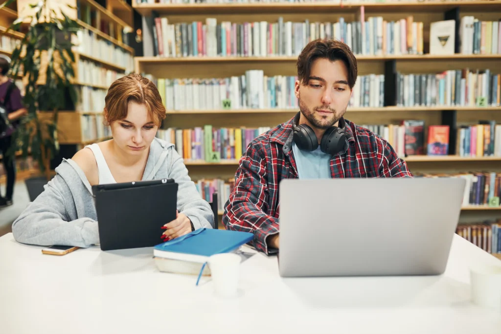 Estudiantes trabajando en su TFG en la biblioteca
