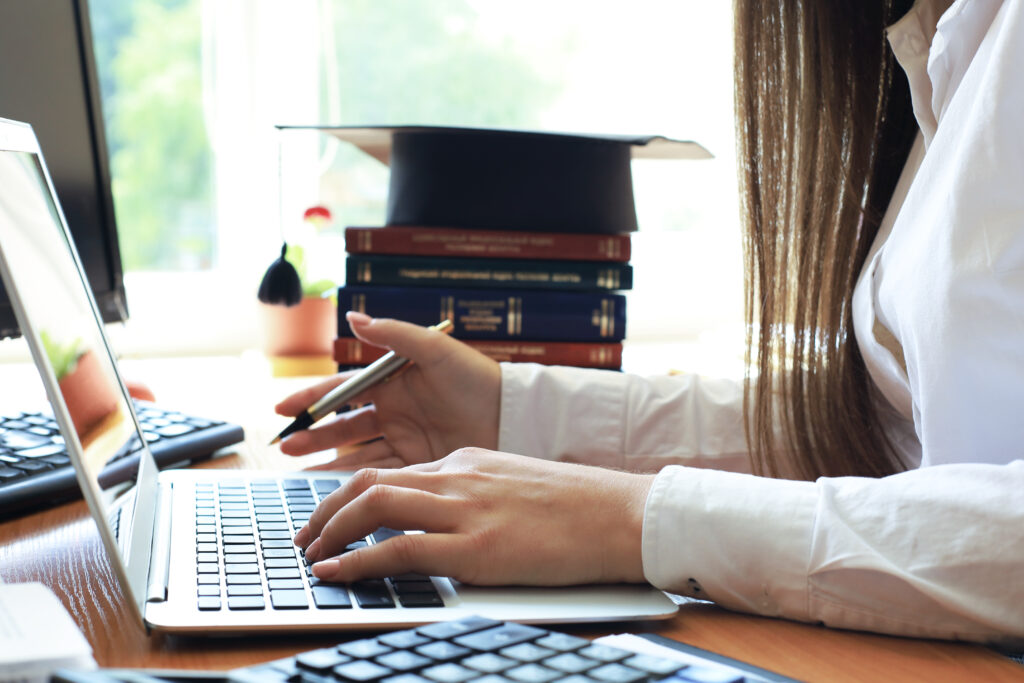 ayuda trabajo fin de grado estudiante